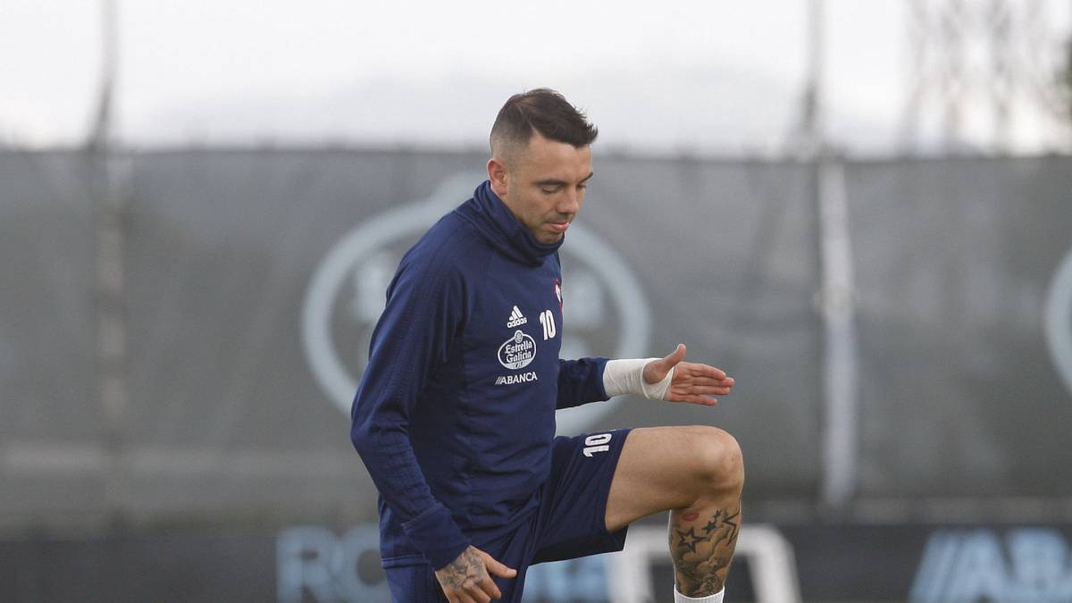 Iago Aspas levanta la pierna izquierda durante un ejercicio con obstáculos en los campos de entrenamiento del Celta.