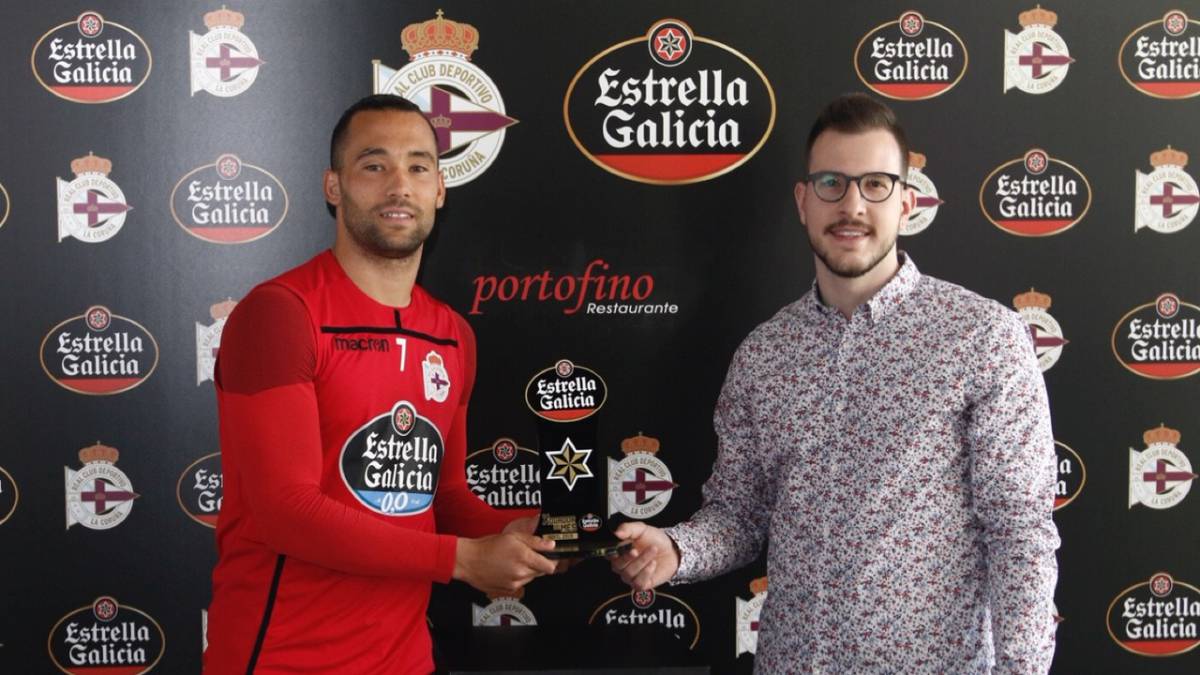 Quique González recibió el premio Estrella Galicia a mejor jugador del Deportivo del mes de marzo.