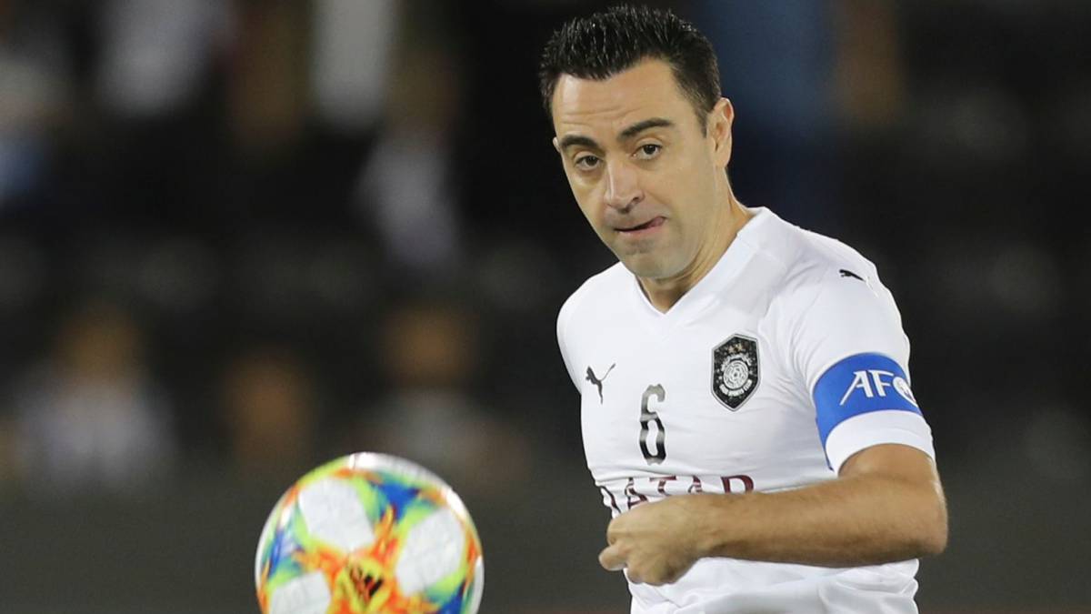 Xavi Hernández toca el balón con el Al Sadd.