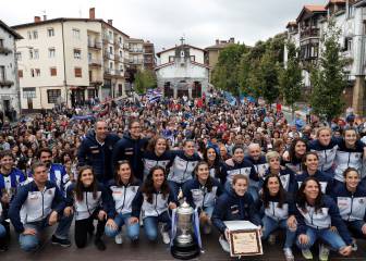 Las jugadoras de la Real reciben un baño de cariño en Guipúzcoa