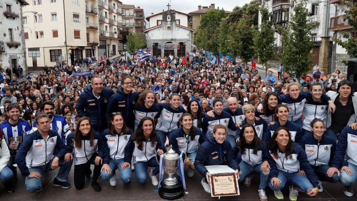 Las jugadoras del equipo femenino de la Real Sociedad hacen un recorrido por Gipuzkoa para ofrecer la Copa de la Reina