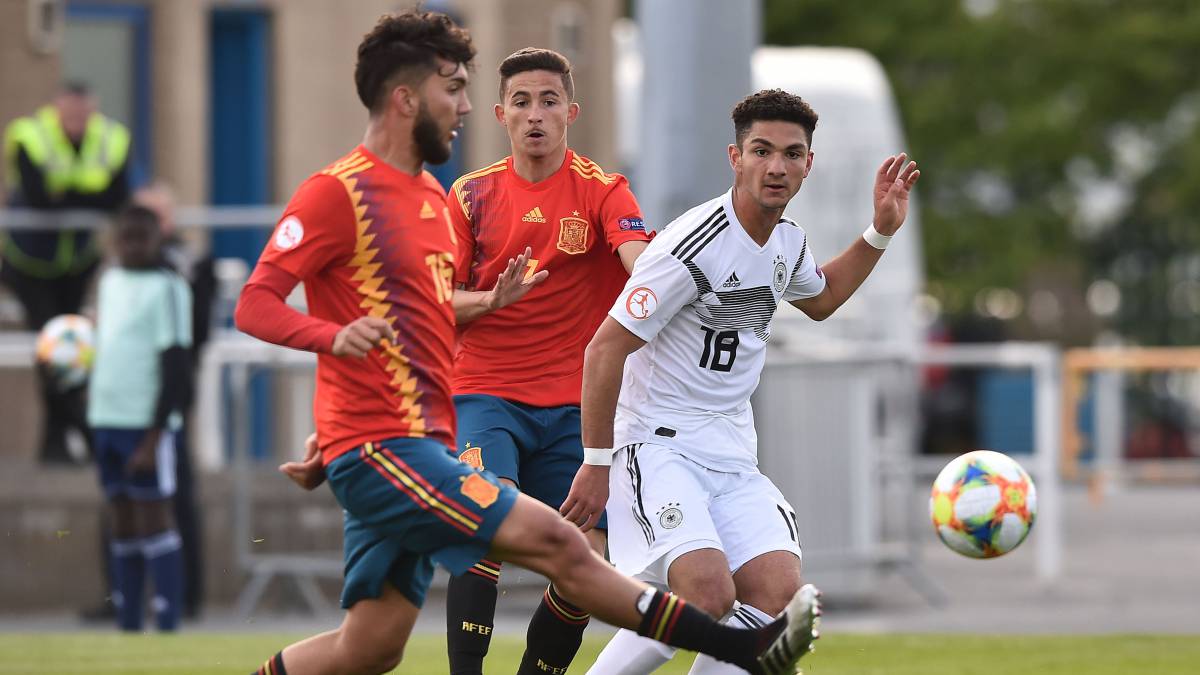 Adrián Gómez golpea el balón durante el partido de España contra Alemania.