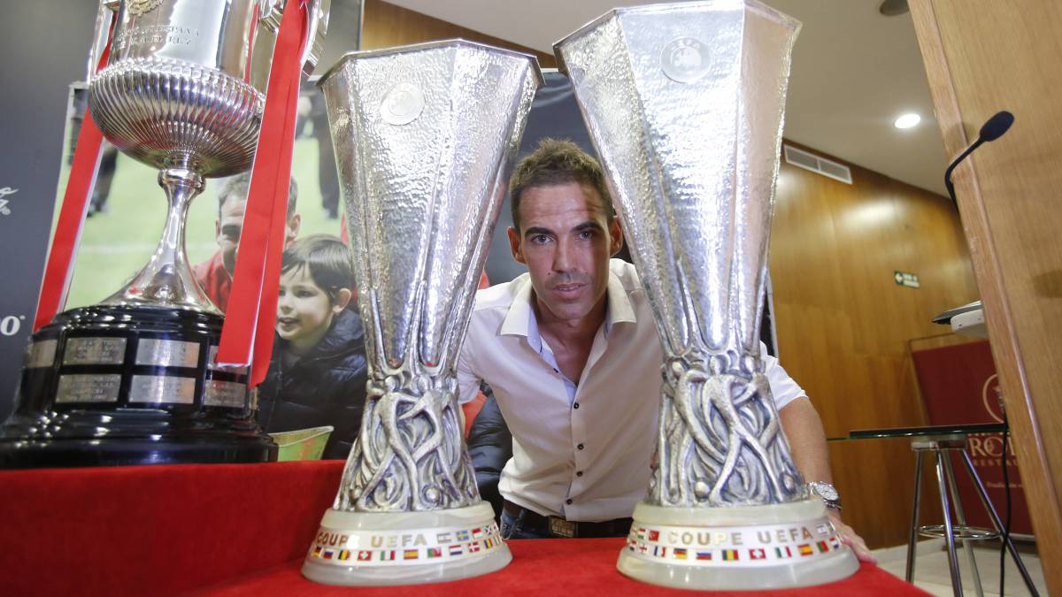 Fernando Navarro vuelve al Sevilla para trabajar con Monchi