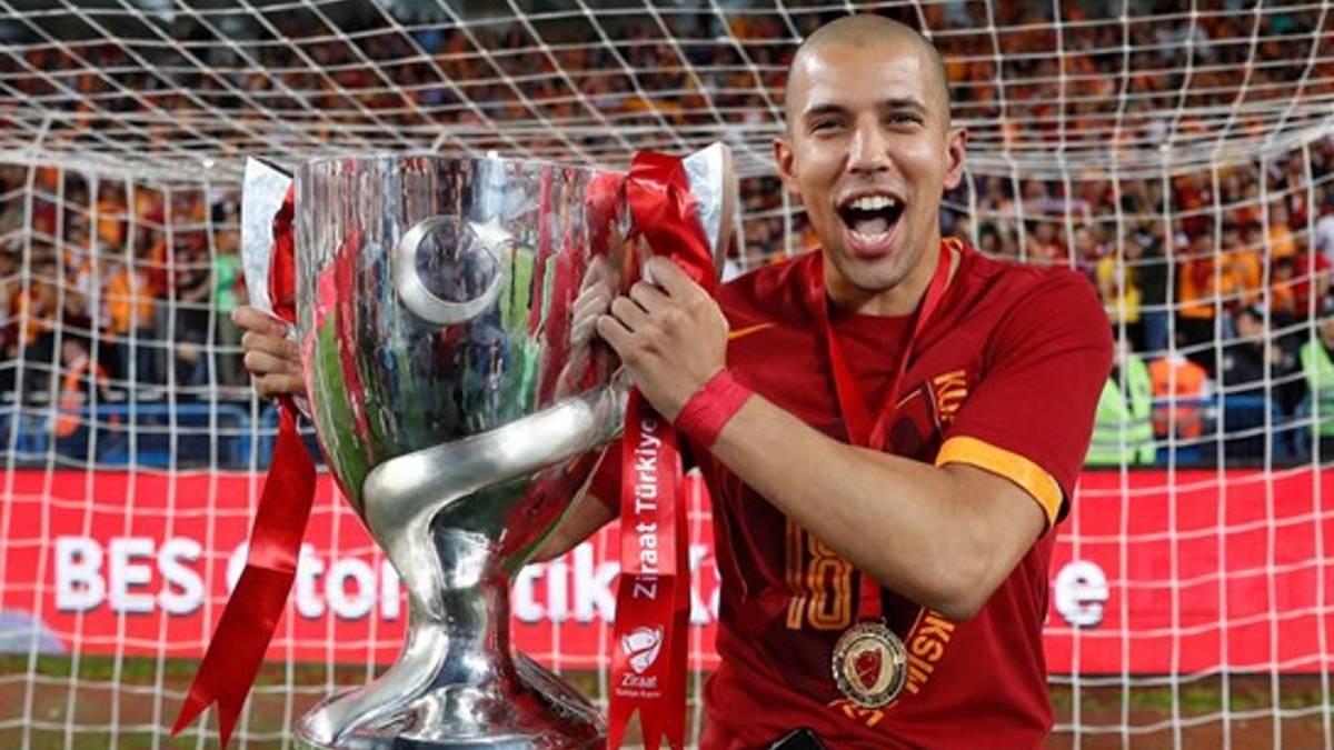 Feghouli con la Copa
