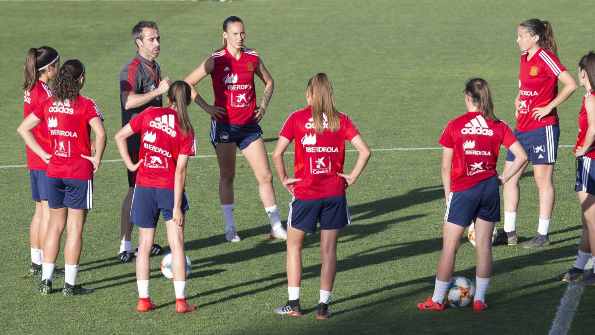 Vilda con las jugadoras de la Selección