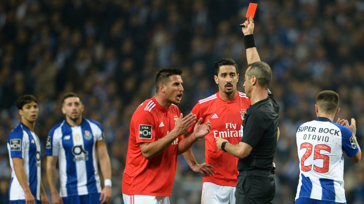 Pintan con amenazas la casa del árbitro del Benfica-Santa Clara