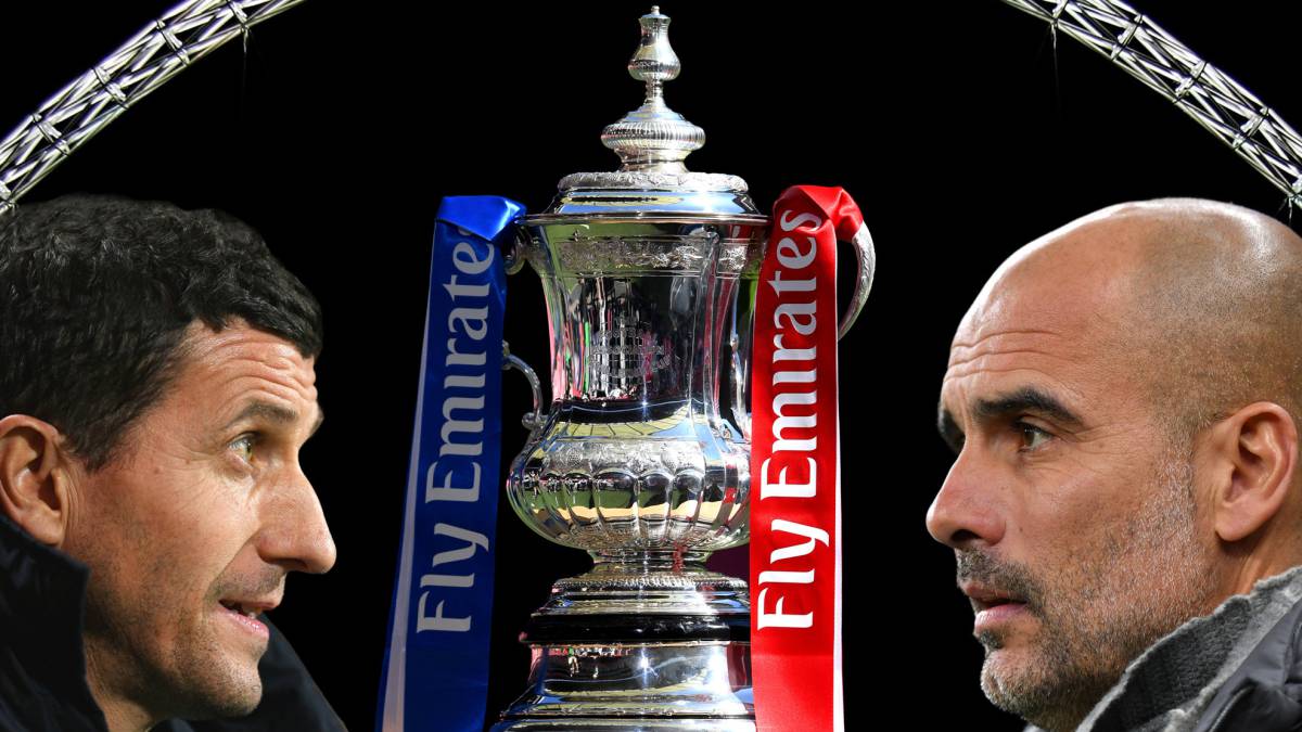 El trofeo de la FA Cup entre Javi Gracia y Pep Guardiola.