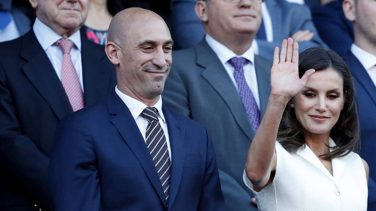 La reina Letizia junto al presidente de la Junta de Andalucía, Juanma Moreno (d), y el presidente de la Federación de Fútbol Española, Luis Rubiales (i), saluda a su llegada al estadio Nuevo Los Cármenes de Granada, para asistir a la final del torneo de la Copa de la Reina.