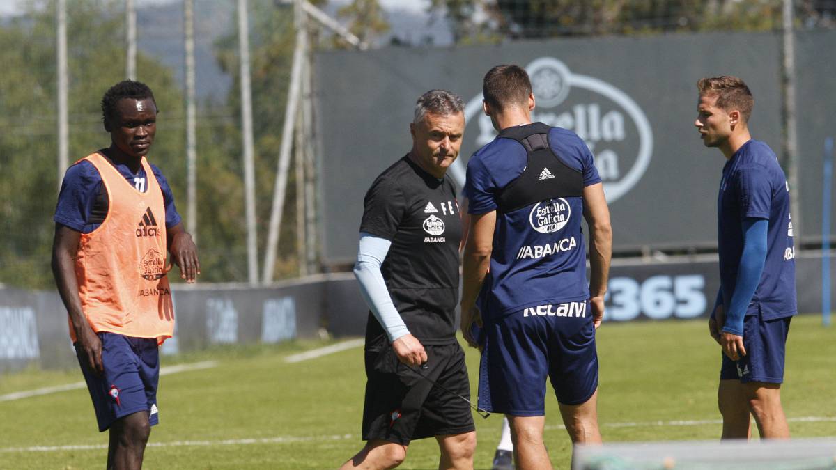 Fran Escribá, durante un entrenamiento junto a Pione Sisto.