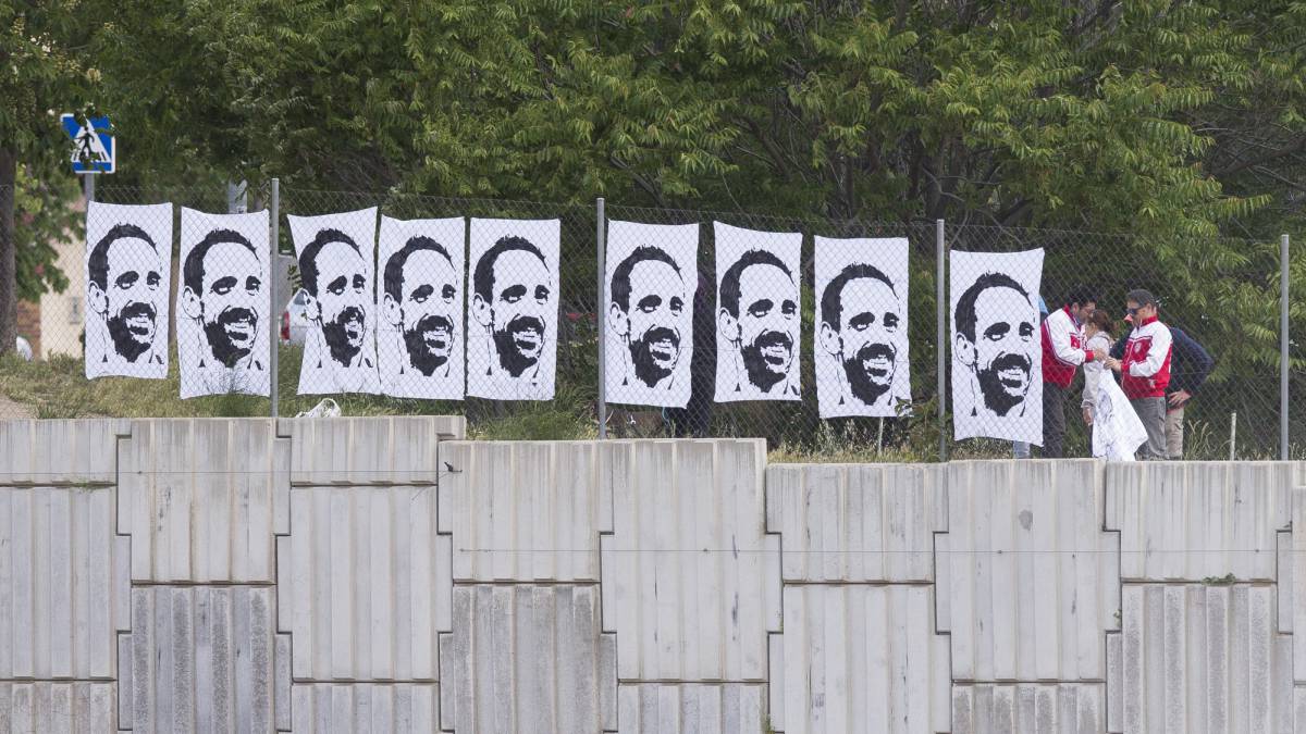 Pancartas a Juanfran en el entrenamiento del Atlético.
