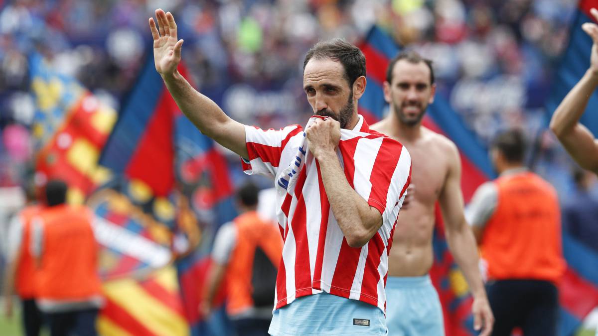 Juanfran se despide de la afición del Atlético.
