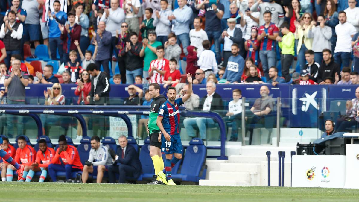 Orriols despide con honores a Pedro López en su último partido