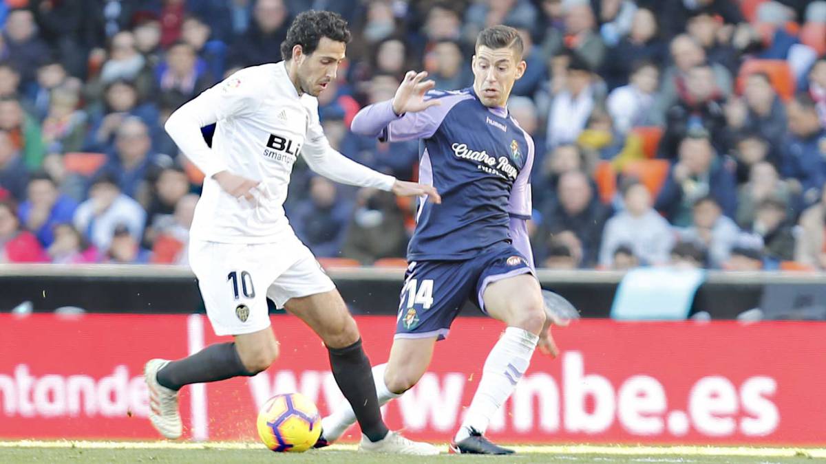 Parejo le roba el balón a Alcaraz para el 0-2.