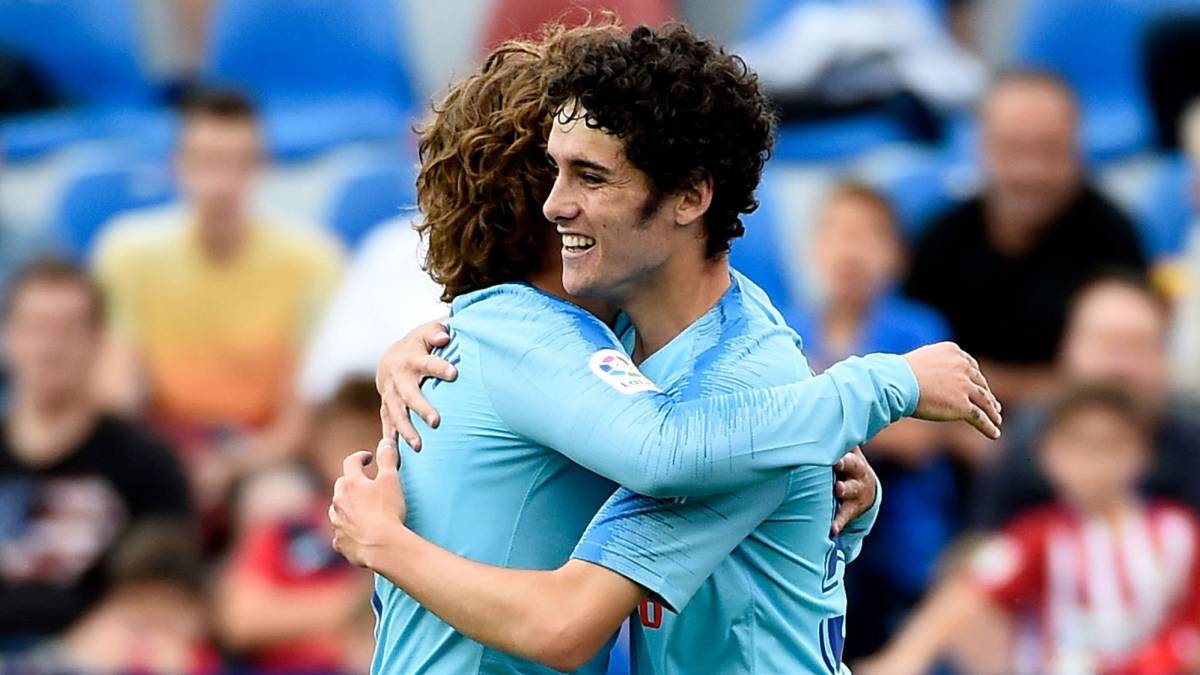 Camello celebra su gol con Griezmann.
