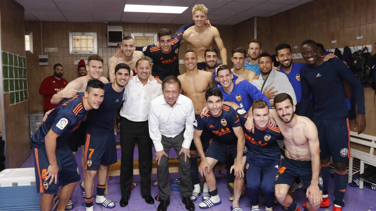 El Valencia celebra la clasificación para Champions en el vestuario con Peter LIm.