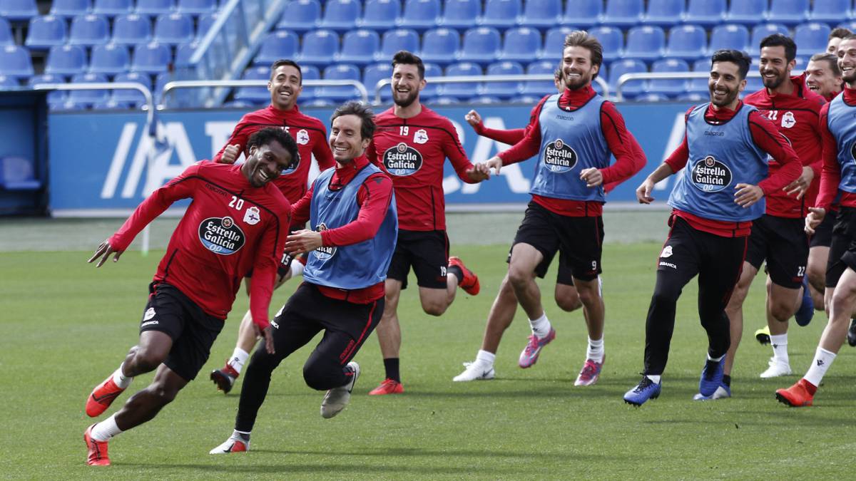 Buena ambiente en el último entrenamiento del Deportivo en Riazor antes del derbi.