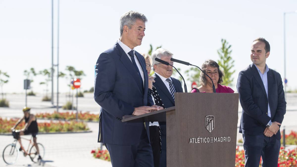 Miguel Ángel Gil Marín, consejero delegado del Atlético de Madrid, junto al Wanda Metropolitano.