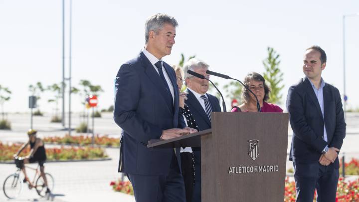 Miguel Ángel Gil Marín, consejero delegado del Atlético de Madrid, junto al Wanda Metropolitano.