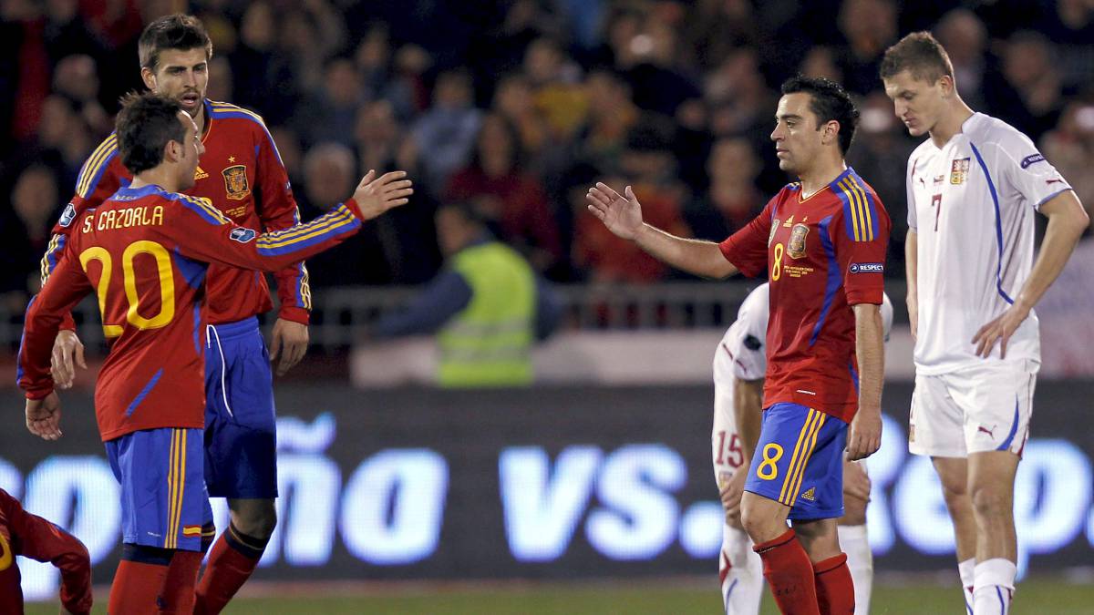 Cazorla choca con Xavi en un partido de la Selección española.