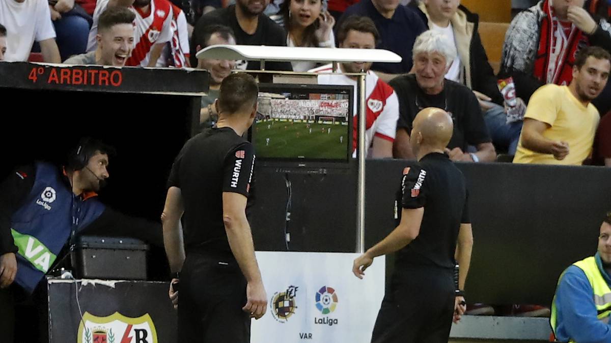 Un árbitro consulta el monitor para revisar una jugada.