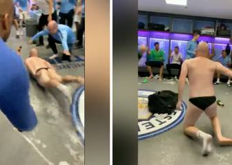 Semidesnudo y por los suelos: la celebración en el vestuario del City de un empleado del Etihad