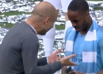 En plena celebración de FA Cup...Guardiola sigue dando órdenes a Sterling