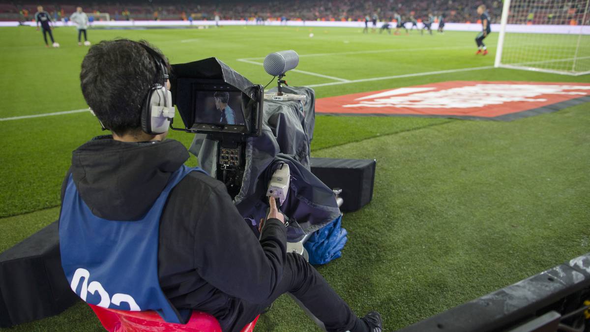 Cámara de televisión en un partido del Barcelona de Copa