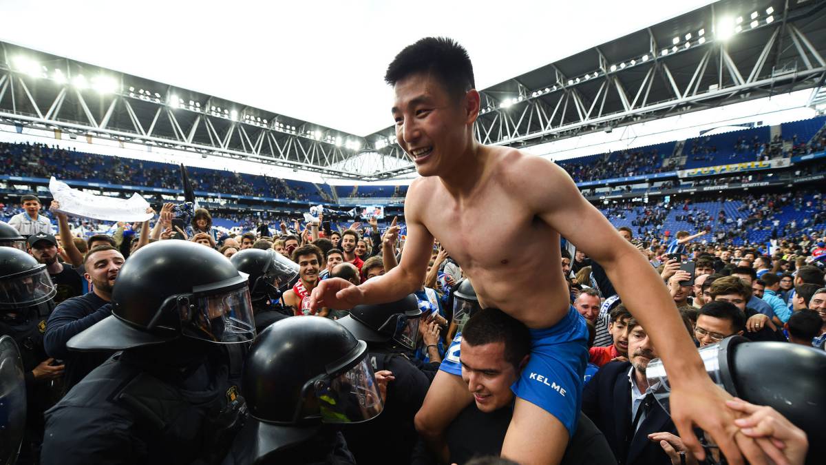 Wu Lei, a hombros.