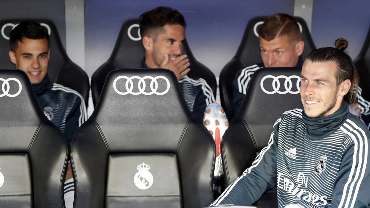 Reguilón, Isco, Toni Kroos y Gareth Bale, en el banquillo del Bernabéu.
