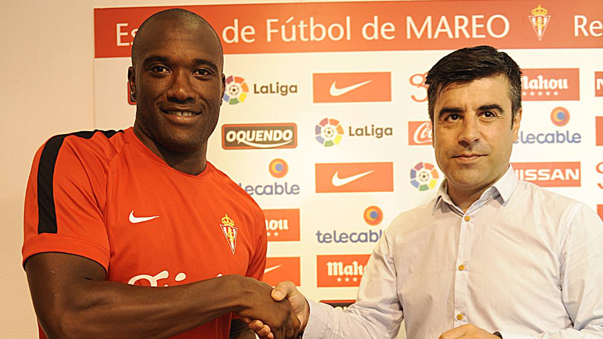 Babin, presentado como jugador del Sporting en 2016, acompañado de Nico Rodríguez.