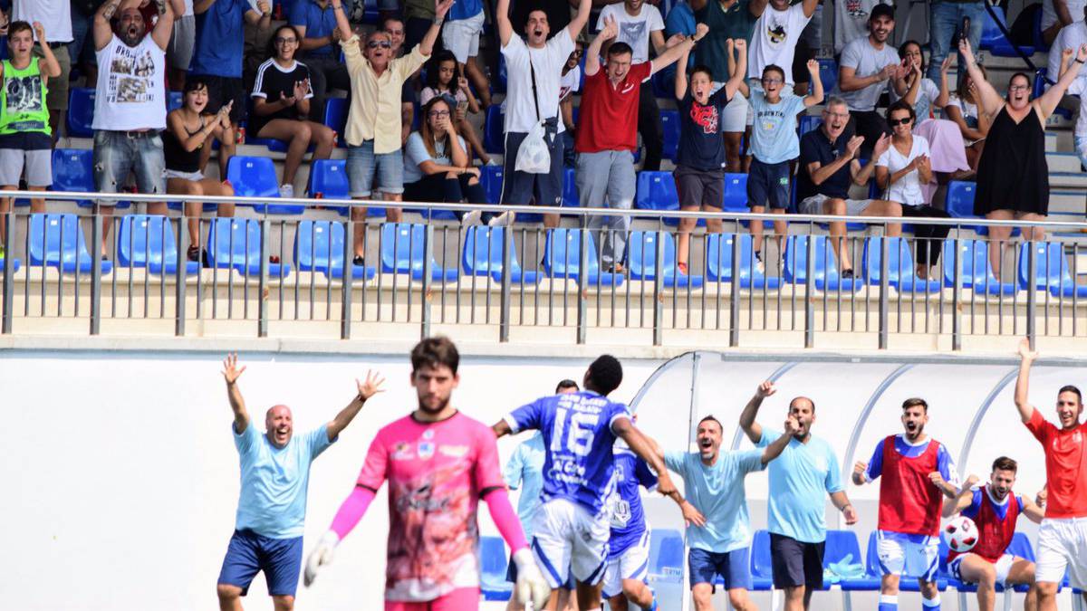 Los jugadores del Alhaurino celebran un gol en Tercera División.