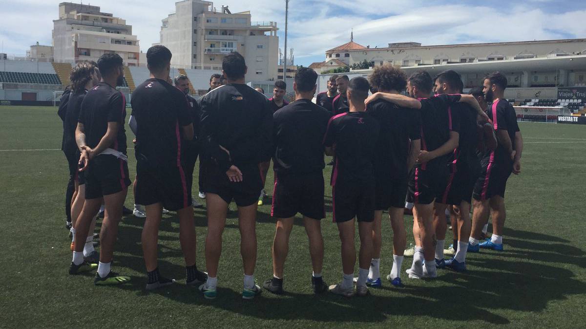 Jugadores del Mérida, en un entrenamiento previo al partido ante el Betis B de la última jornada del Grupo X de Tercera División.