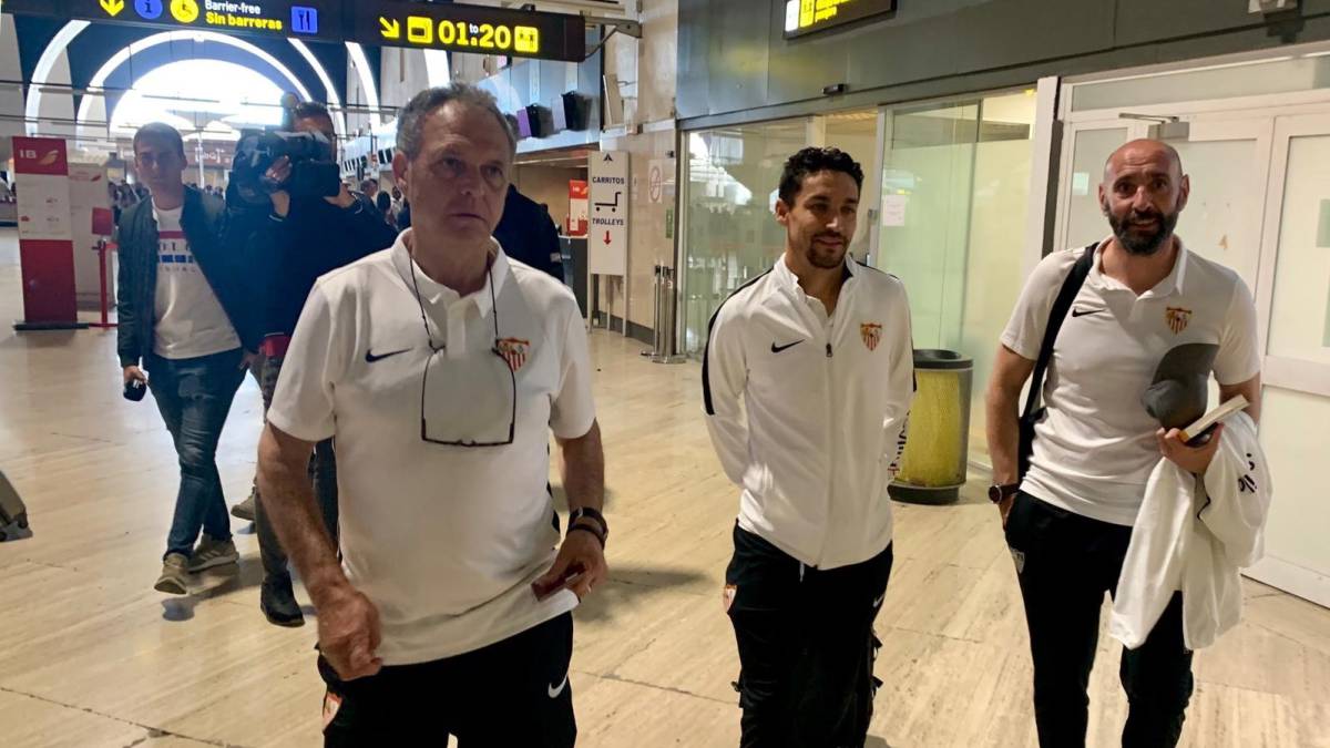 Joaquín Caparrós, Jesús Navas y Mocnhi, antes de volar a Tanzania con la expedición del Sevilla.