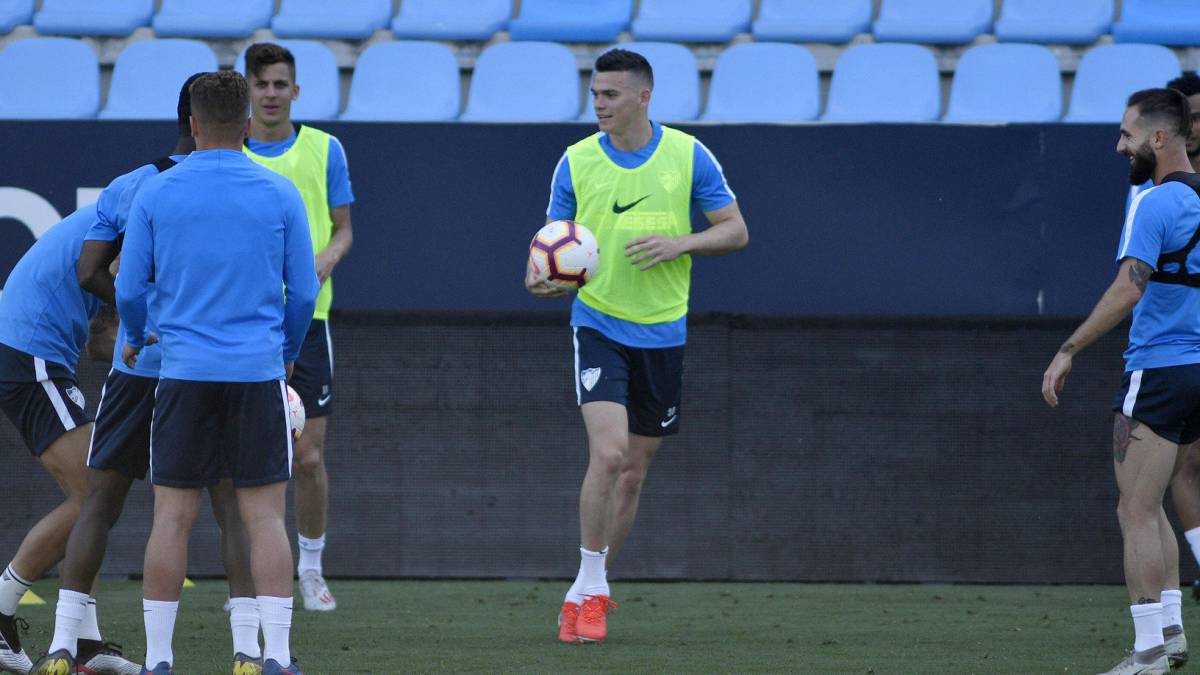 Harper, con el balón, en un entrenamiento del Málaga.