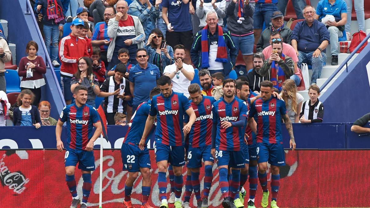 Jugadores del Levante celebran un gol con su afición.