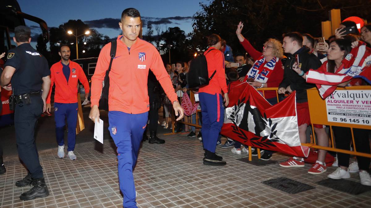 Vitolo, en una llegada a una concentración con el Atlético.
