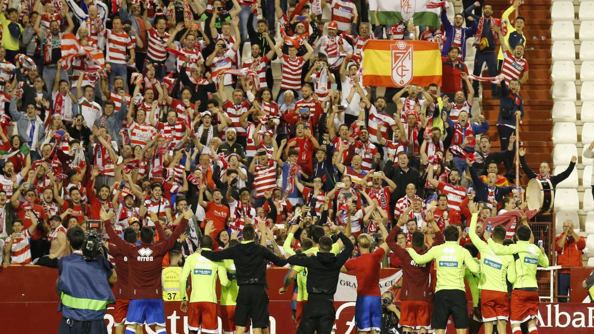 Los jugadores celebran con la afición en el Belmonte.