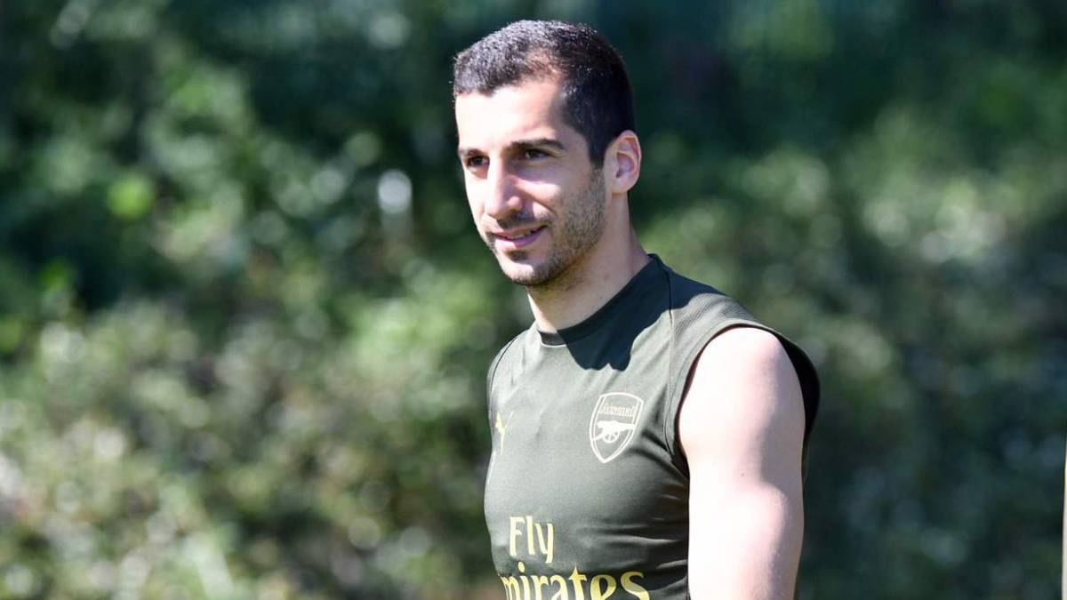 Mkhitaryan, junto a Koscielny en un entrenamiento del Arsenal