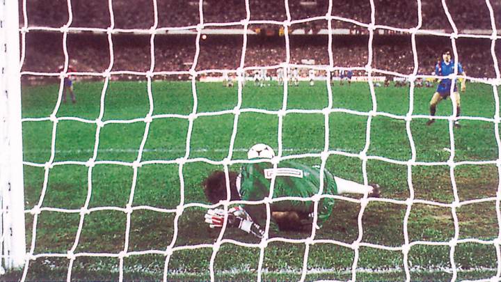 Helmut Ducadam para un penalti durante la final de Copa de Europa de 1986 entre F.C. Barcelona y Steaua de Bucarest disputada en el Ramón Sánchez Pizjuán.