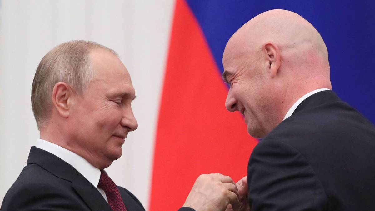 Putin condecora a Infantino por su contribución al Mundial 2018