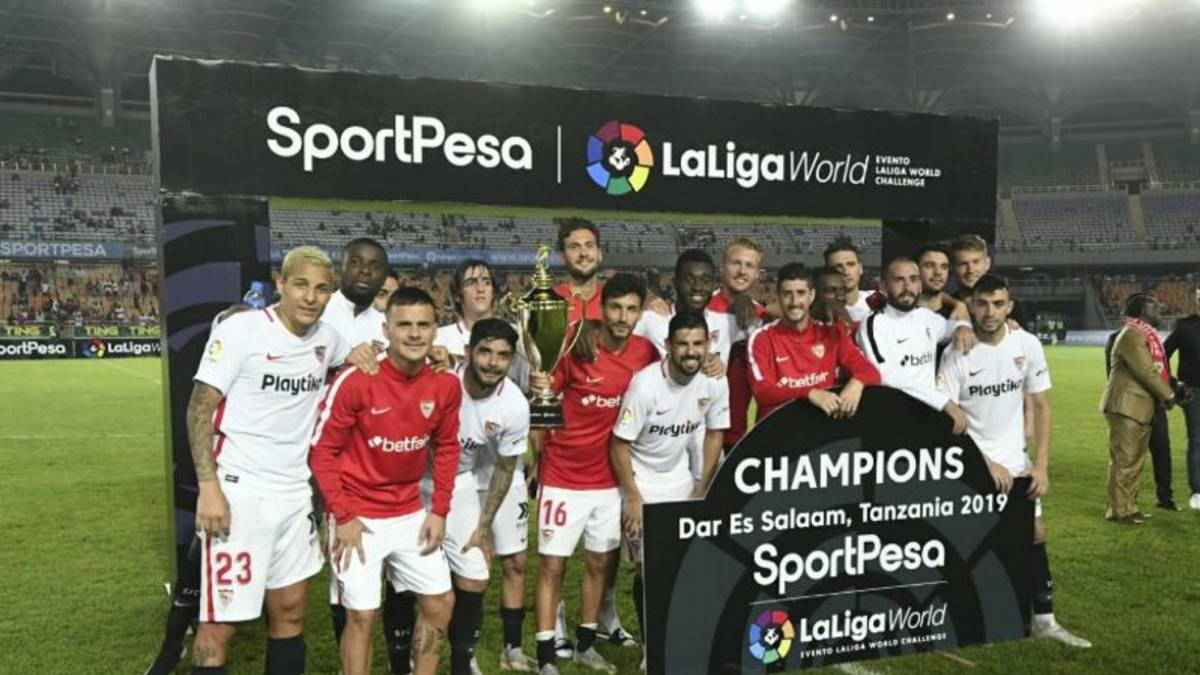 Los jugadores del Sevilla con el título