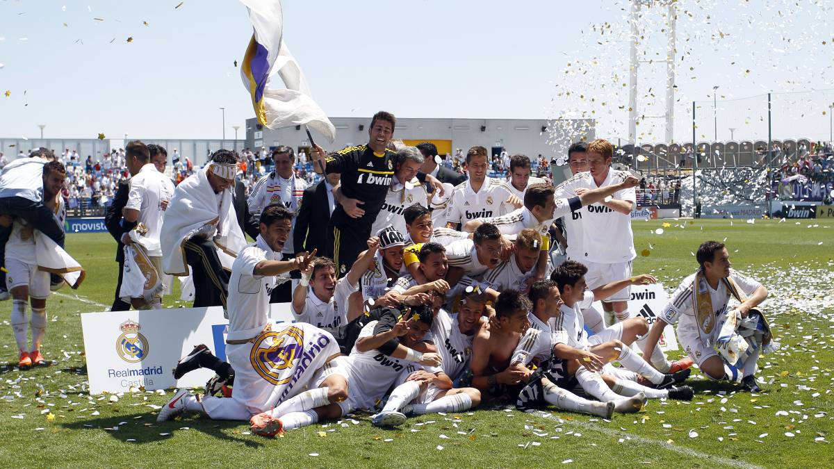 Los jugadores del Castilla celebran el ascenso a Segunda División en la temporada 2011-2012.
