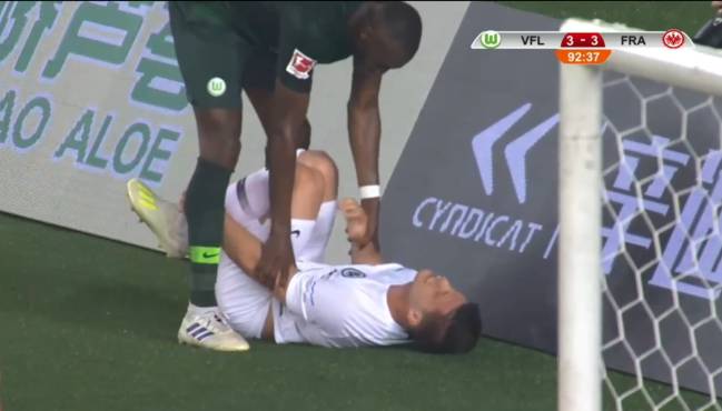 Luka Jovic, tendido en el suelo tras el pisotón que recibió de Guilavogui.