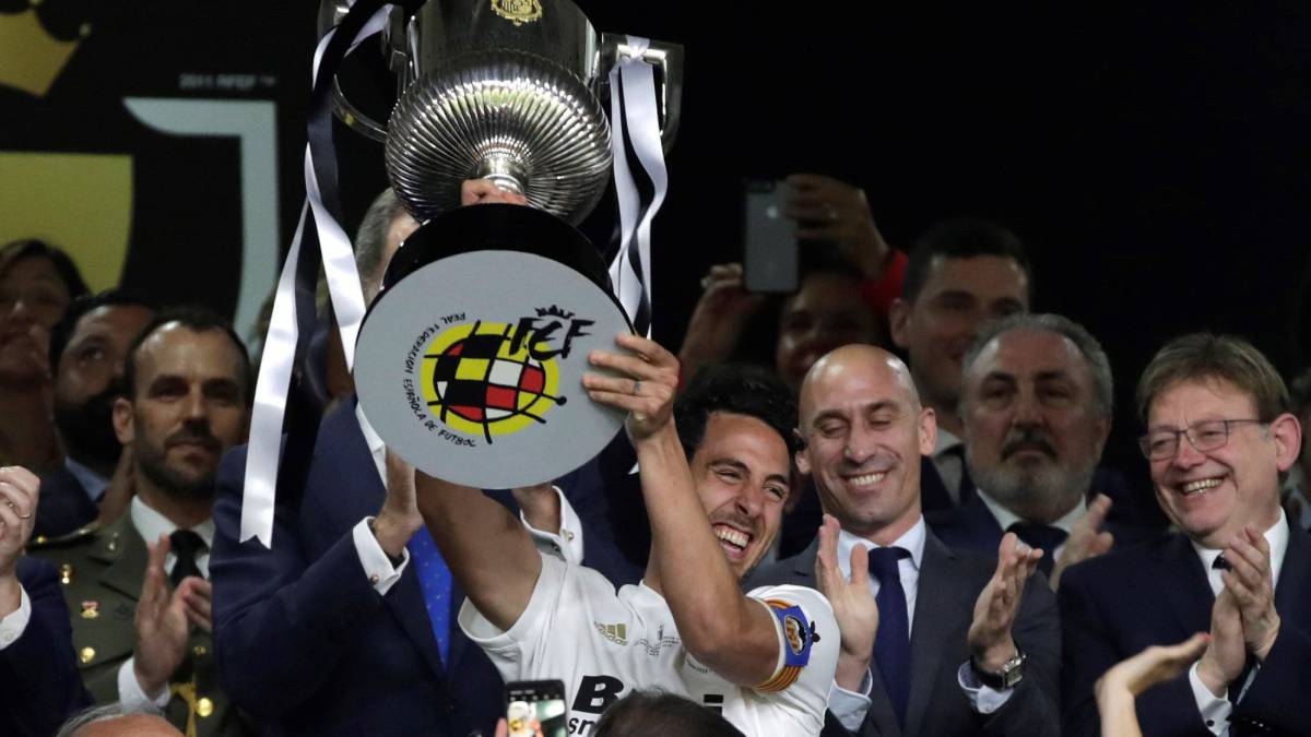 Dani Parejo levanta la Copa del Rey