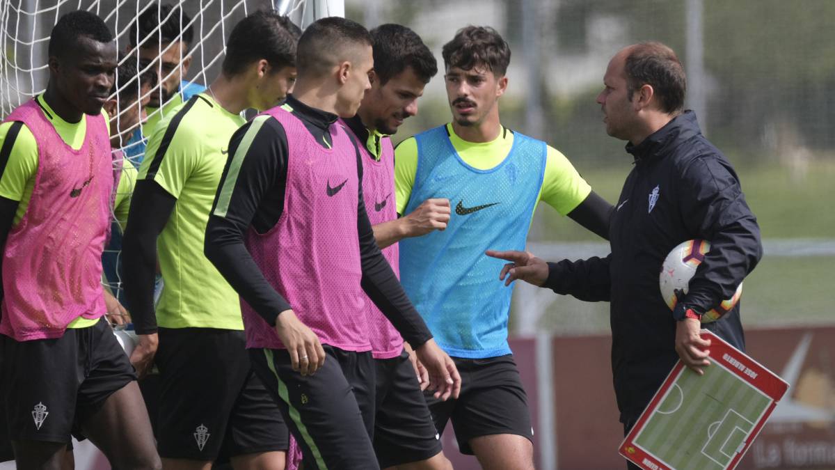 José Alberto da las últimas instrucciones a sus jugadores en la sesión de ayer en Mareo.