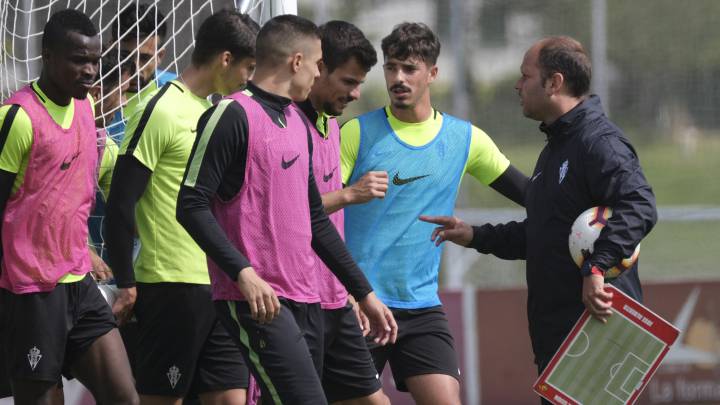 José Alberto da las últimas instrucciones a sus jugadores en la sesión de ayer en Mareo.