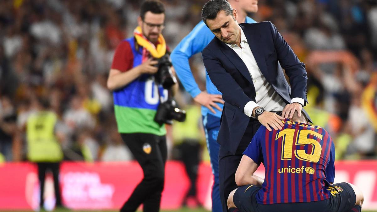 Valverde, que tiene al vestuario de su lado, consuela a Lenglet tras la final de Copa