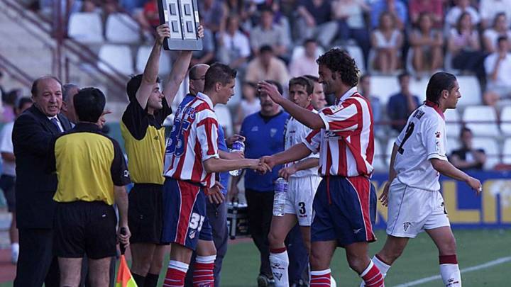 Torres, de cuyo debut se cumplen 18 años, entra por Kiko en 2001.