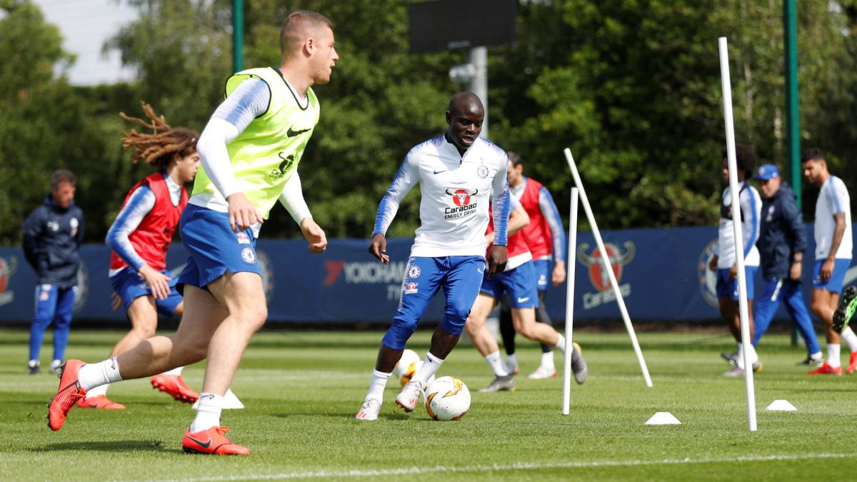 Kanté y Ross Barkley durante el entrenamiento contra el Chelsea en Cobham.