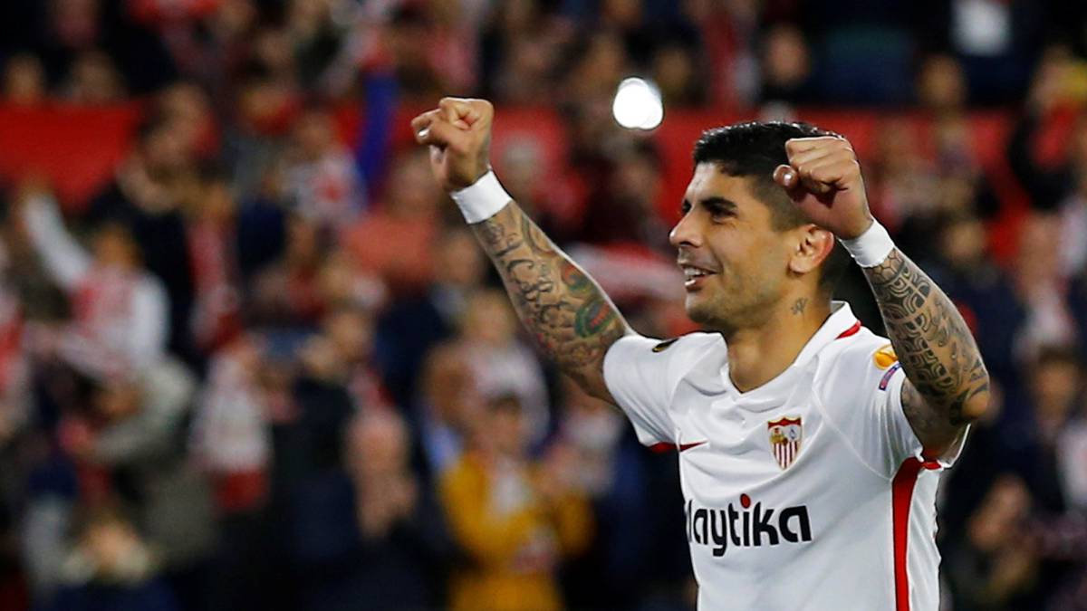 El central del Sevilla Maximilian Wöber bromea con su compañero de equipo Ever Banega: "Parece un capo de la mafia o la serie Narcos. Pero es muy buen tipo"